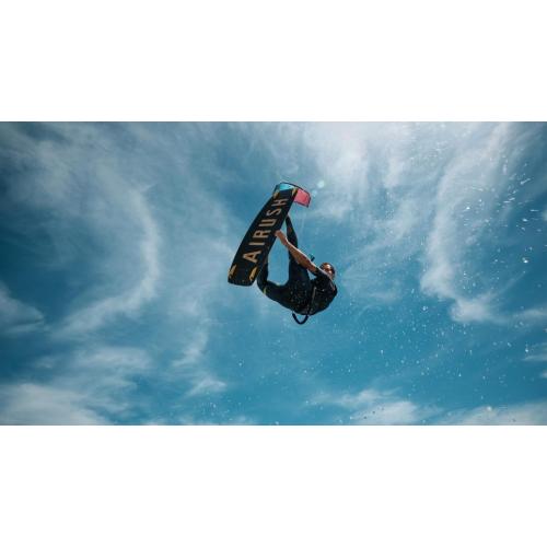 AIRUSH SWITCH V11 -  07-11-2022/166784017822_airush_gallery_twintips_switch_img-04-pcthl9vv6e0ol2jm9z2h9iv0zjxl67v2l7tv729chc.jpg